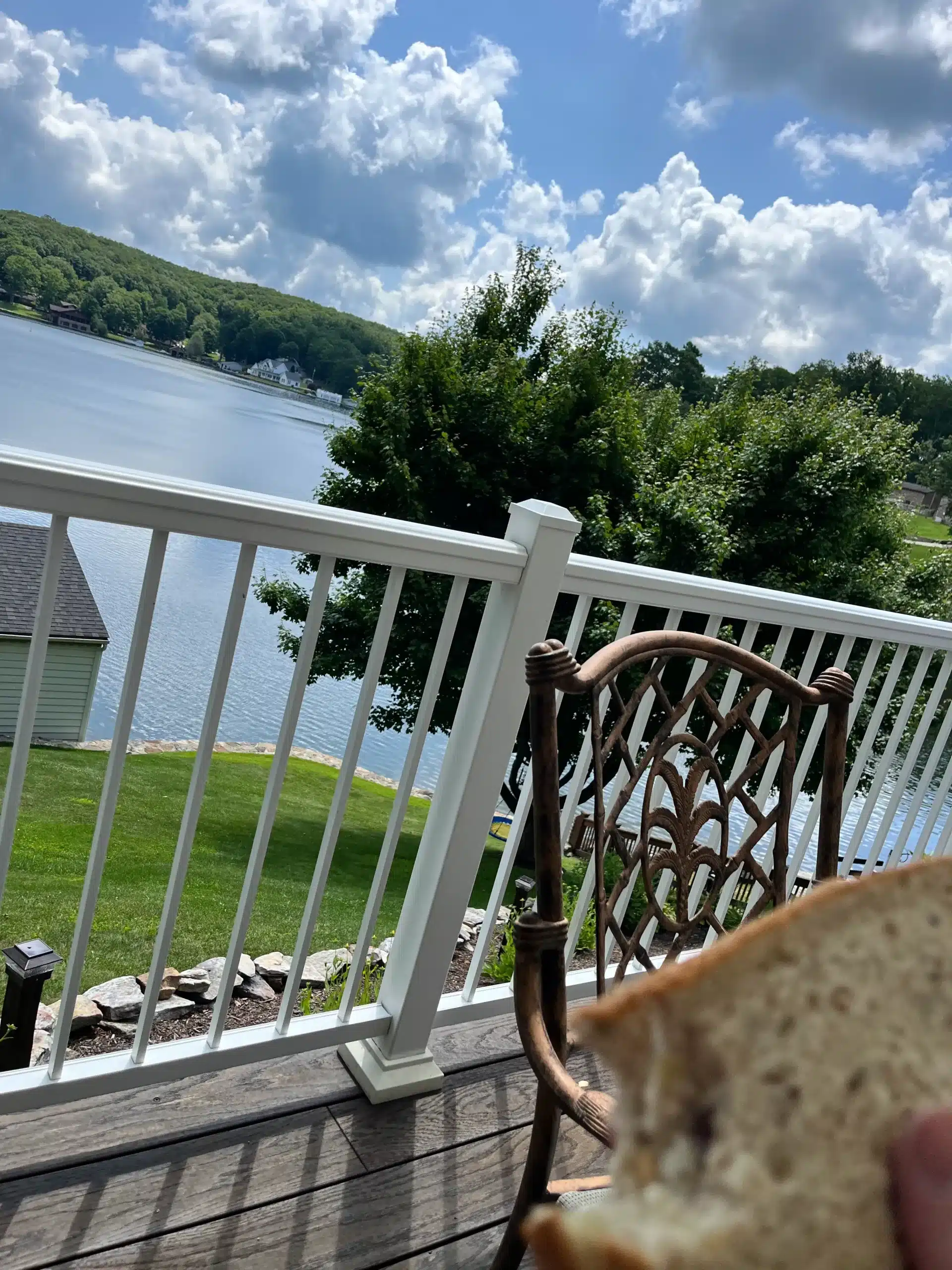 71190663182__9FC938F1-5B11-4981-8E4E-FE6871D6CD17 White deck rails and fence
